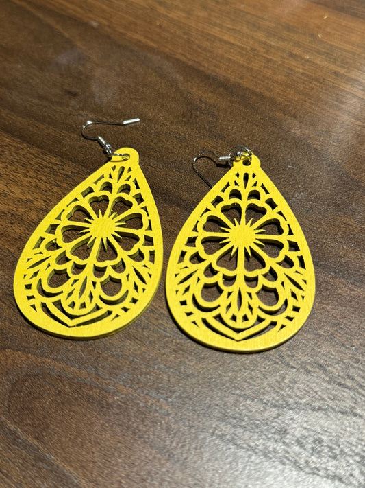 Yellow wooden teardrops earring ￼